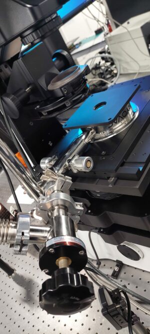 Microscopy Cryostat Mounted on a Prior Stage